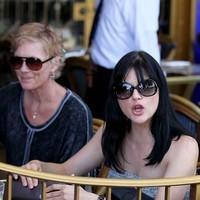 Selma Blair out to lunch with friends at The Little Door restaurant | Picture 89624